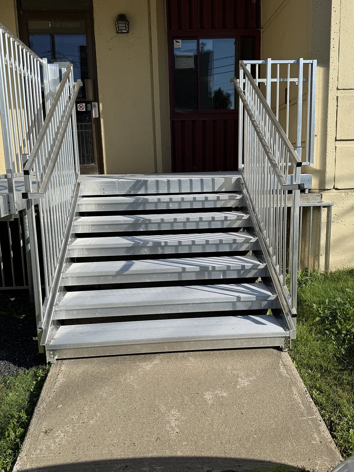 Escalier en aluminium et plateforme à l’entrée d’un immeuble