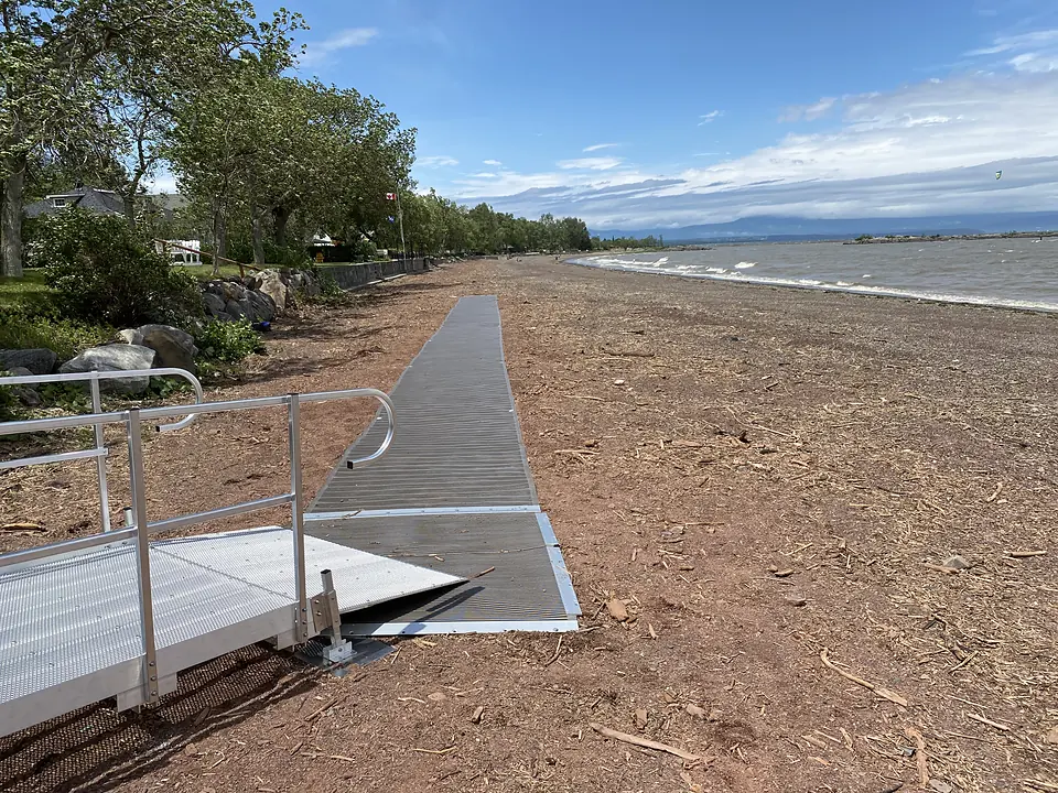 Tapis d’accès ACCESSMAT menant à la plage au bord du fleuve