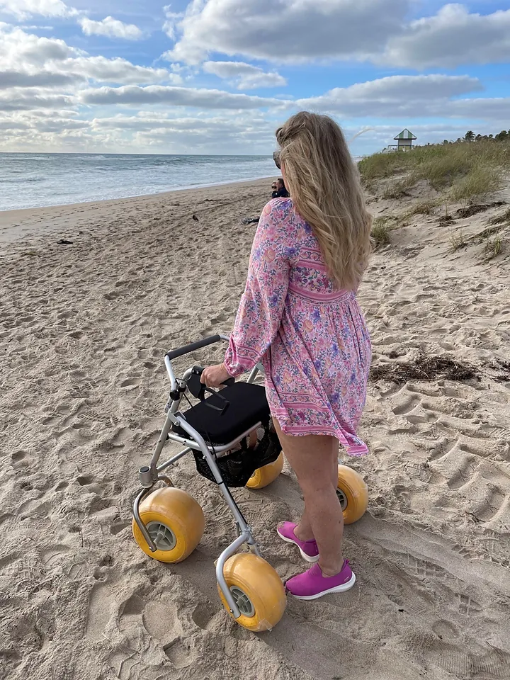 Personne marchant sur le sable avec le déambulateur ACCESSWALK