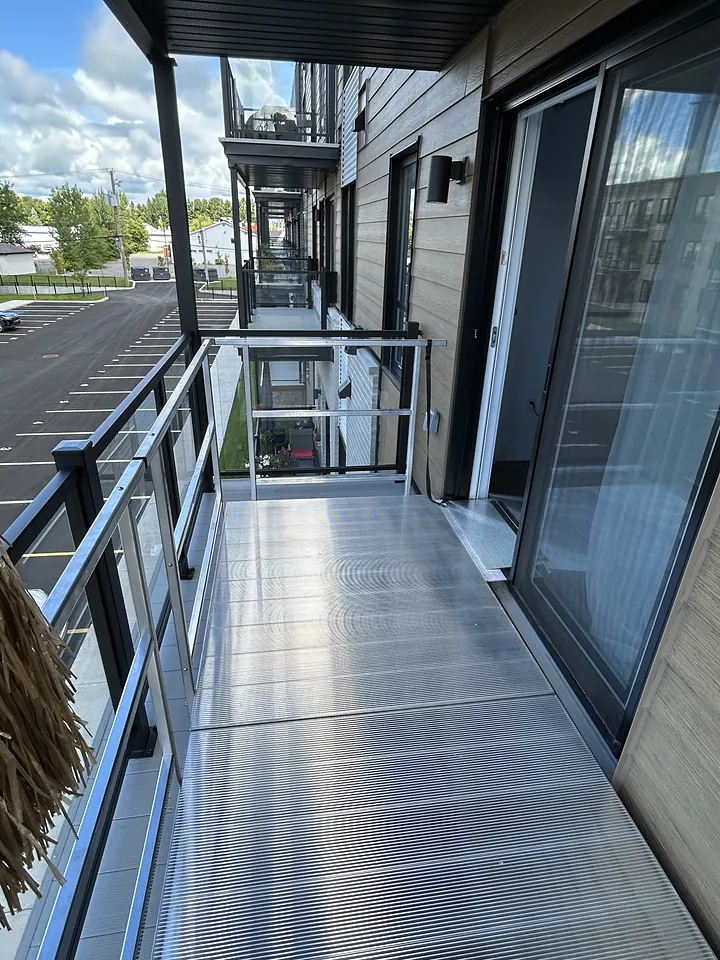 Plateforme d’accès couvrant toute la longueur d’un balcon
