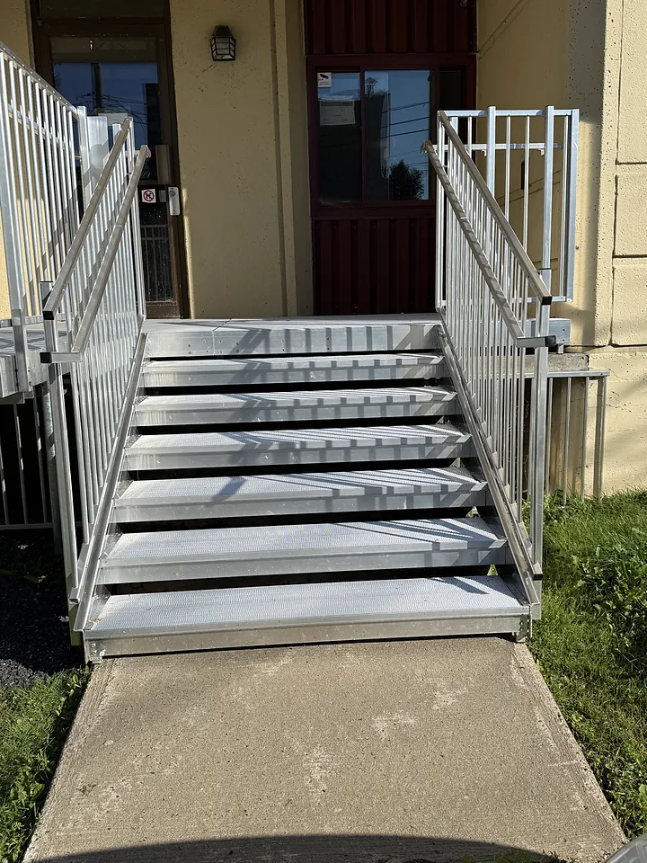 Escalier en aluminium et plateforme à l’entrée d’un immeuble