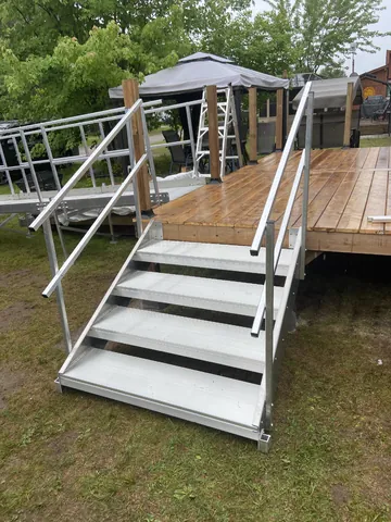 Escalier en aluminium avec marches antidérapantes et garde-corps