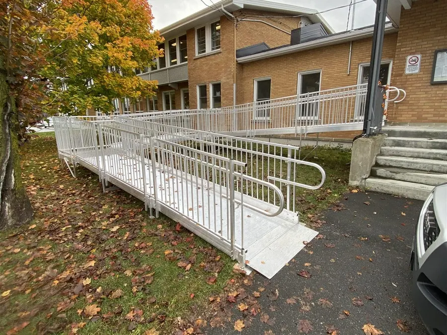 Rampe d’accès en aluminium installée par Go Rampe
