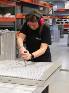 Semaine québécoise des personnes handicapées 💛On perd de vue le potentiel quand on se concentre sur la différence.
Et trop souvent, ce sont les barrières physiques qui créent cette distance.Une rampe, ce n’est pas juste une structure : c’est ce qui permet à la personne d’être vue pour ce qu’elle est.🎯 L’accessibilité, ça transforme un regard. Et ça commence par enlever les barrières visibles.