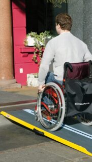 Pourquoi choisir l&rsquo;aluminium plut&ocirc;t que le bois pour une rampe d&rsquo;acc&egrave;s ? 🪵⛓️La r&eacute;ponse est simple : durabilit&eacute;, s&eacute;curit&eacute; et entretien simplifi&eacute;.🔗
Trop souvent, les rampes en bois se d&eacute;gradent rapidement, deviennent glissantes ou instables &mdash; mettant en danger ceux qui en d&eacute;pendent le plus.Chez Go Rampe, on privil&eacute;gie l&rsquo;aluminium pour b&acirc;tir des rampes qui r&eacute;sistent au temps et aux intemp&eacute;ries.
👉 Une solution fiable, s&eacute;curitaire, et pens&eacute;e pour l&rsquo;accessibilit&eacute; &agrave; long terme.