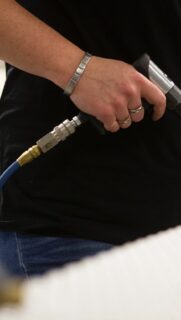 Être accessible, c’est pas juste bien — c’est payant 💰👉 Une clientèle plus diversifiée ;
👉 Une meilleure réputation ;
👉 Des subventions possibles ;
👉 Et surtout… de l’impact positif.Une rampe, ce n’est pas juste une structure - c’est un message clair : tout le monde est bienvenu.