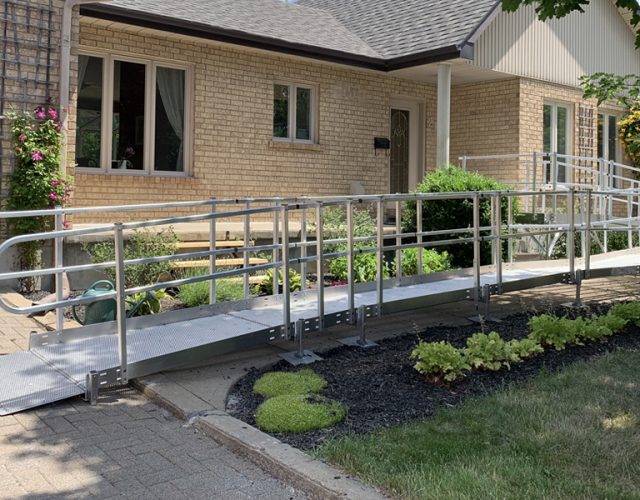 Modular access ramps for wheelchairs, adaptable to any configuration.